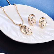 Load image into Gallery viewer, 18K Gold plated Shell Charms Jewelry Set MariaKinz