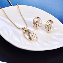 Load image into Gallery viewer, 18K Gold plated Shell Charms Jewelry Set MariaKinz
